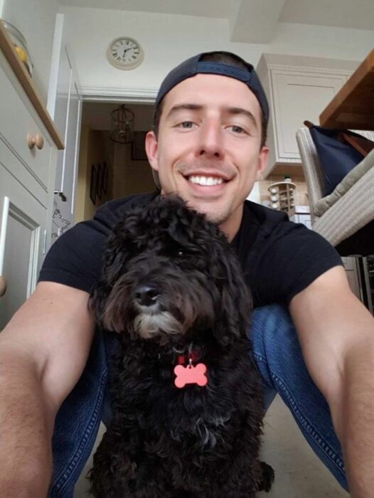 selfie de un hombre con un perro 