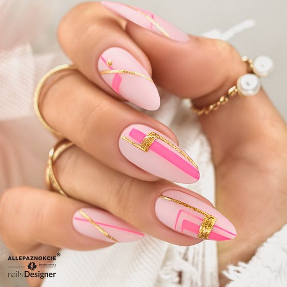 líneas ;14 Ideas para llevar una manicura rosa y dorado con glamur