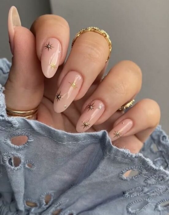 estrellas minuatura ;14 Ideas para llevar una manicura rosa y dorado con glamur