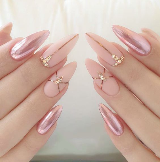 líneas doradas ;14 Ideas para llevar una manicura rosa y dorado con glamur