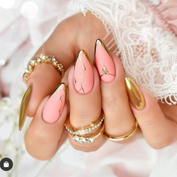 estilo francés ;14 Ideas para llevar una manicura rosa y dorado con glamur