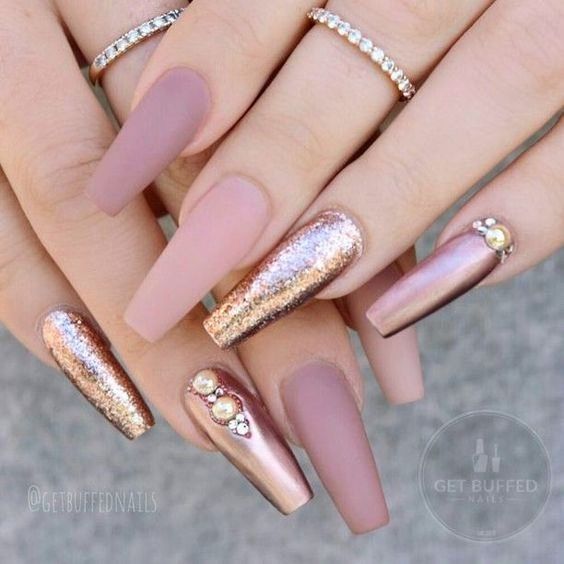 glitter rosa ;14 Ideas para llevar una manicura rosa y dorado con glamur