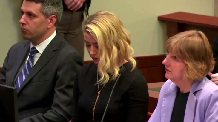 Amber Heard junto a sus abogados en el veredicto final 