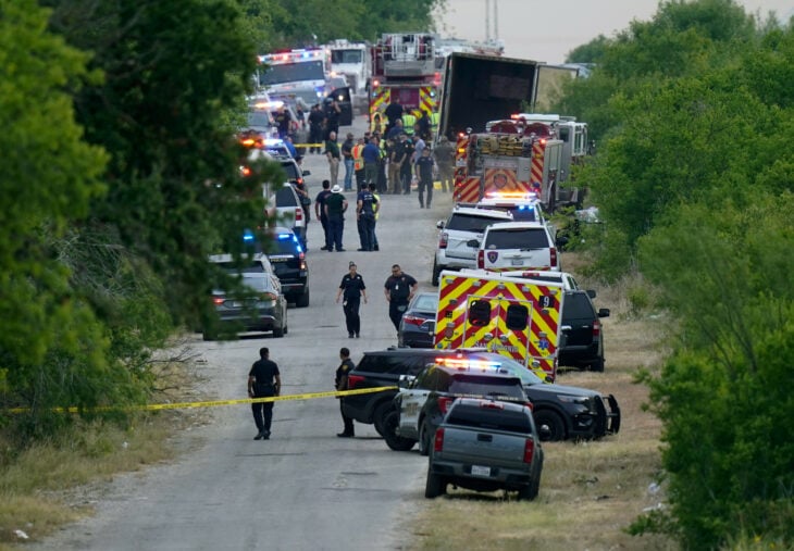 imagen que muestra ambulancias y patrullas de policías en la tragedia del tráiler en Texas 