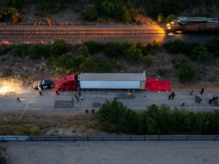 Fotografía del tráiler con migrantes encontrado en San Antonio, Texas, Estados Unidos 