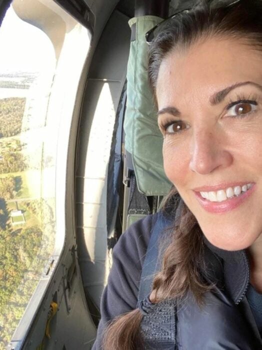 Selfie de una mujer arriba de un helicóptero 