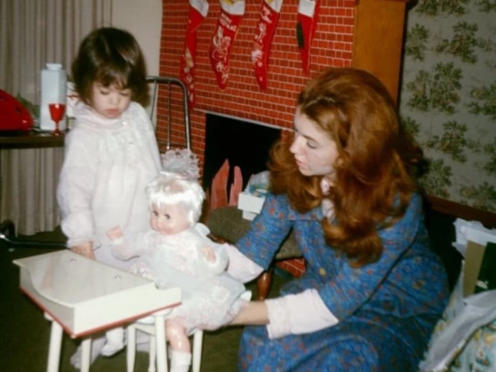 fotografía de una mujer jugando a las muñecas con su pequeña hija 