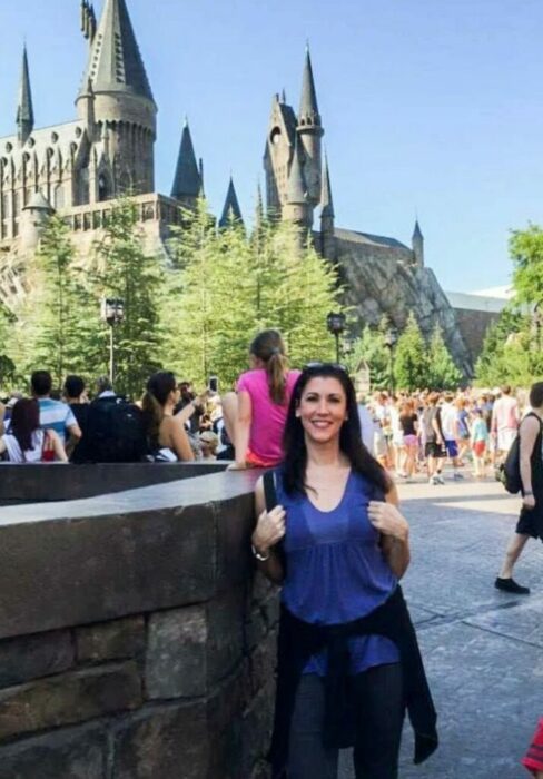 mujer posando afuera de un edificio durante un viaje 