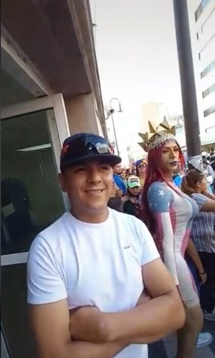 hombre durante una manifestación gay en Saltillo