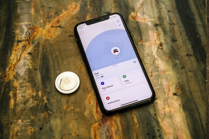 Celular con AirTag para rastrear objetos 