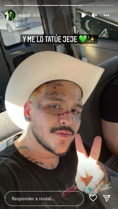 captura de pantalla de la selfie de Christian Nodal presumiendo su nuevo tatuaje en el rostro 