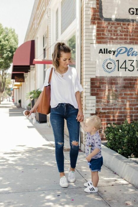 jeans rotos ;15 Outfits para la mamá más linda del universo 