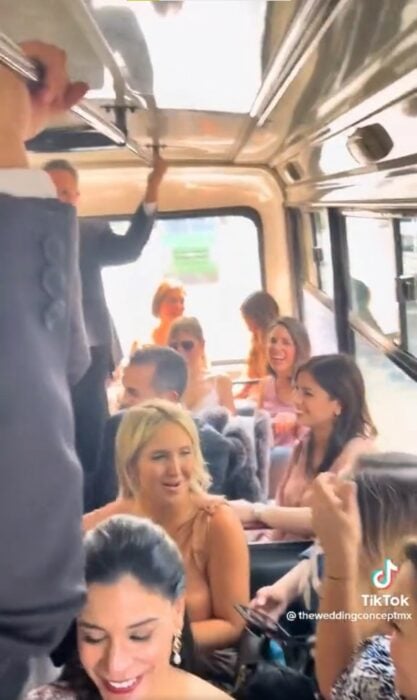invitados en la boda viral de una pareja que rentó microbuses para llegar a su boda 