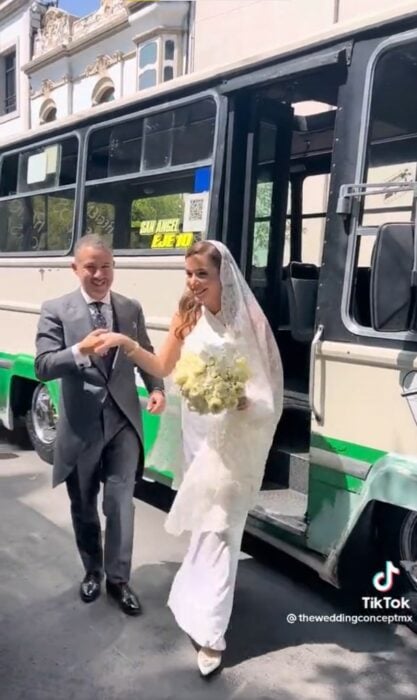 Paraje de novios llega a su boda en microbús 