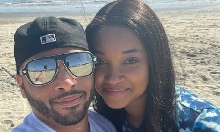 foto de las caras de una pareja frente al mar en una playa 