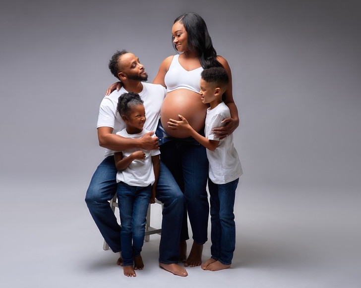 Fotografía familiar de una pareja junto a sus hijos 