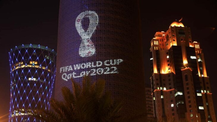 Logotipo del Mundial de Qatar 2022 en un edificio en Qatar 