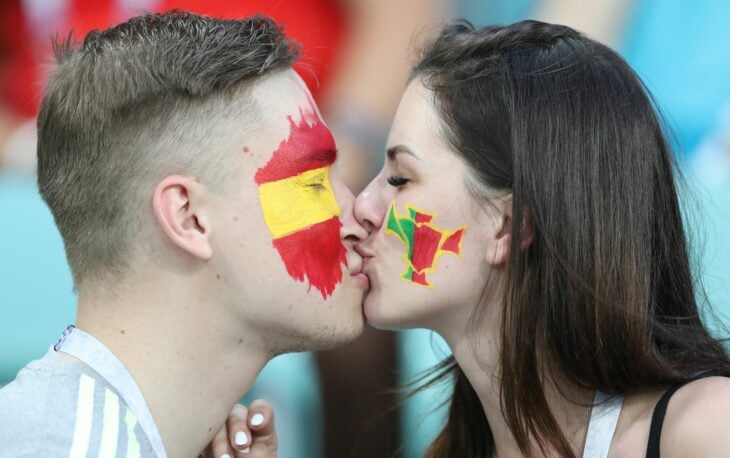 Aficionados dándose un beso durante un mundial 
