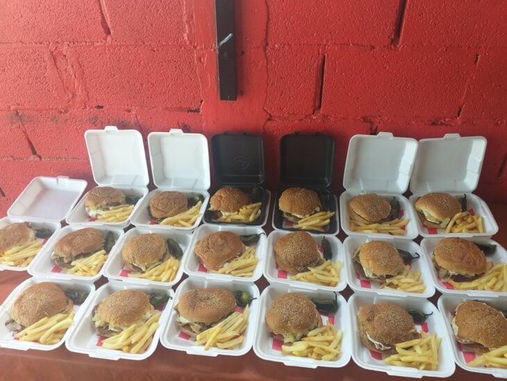 fotografía de hamburguesas sobre una mesa 