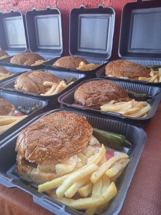 Foto de una hamburguesa sobre una charola de unicel