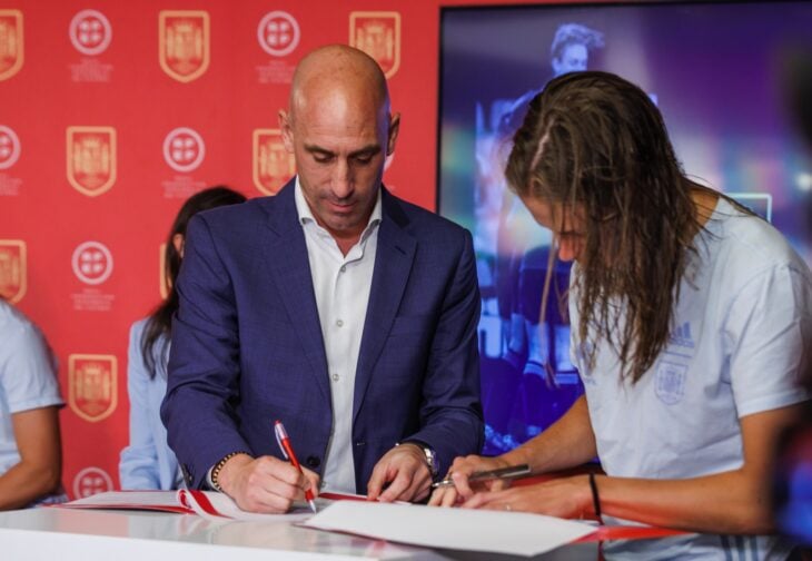 Presidente de RFEF de España firmando acuerdo con la Selección Femenina española de fútbol 