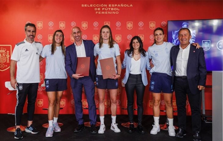 Selección femenina española firmando un acuerdo para la igualdad con el combinado masculino