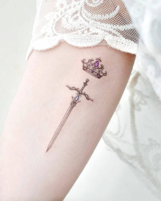 17 Tatuajes de espadas que te llenarán de honor y poder