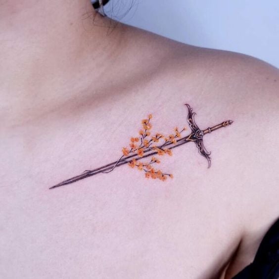 espada con flores amarillas ;Tatuajes de espadas para sacar a tu guerrera mágica interna