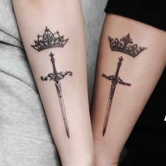 doble corona ;Tatuajes de espadas para sacar a tu guerrera mágica interna