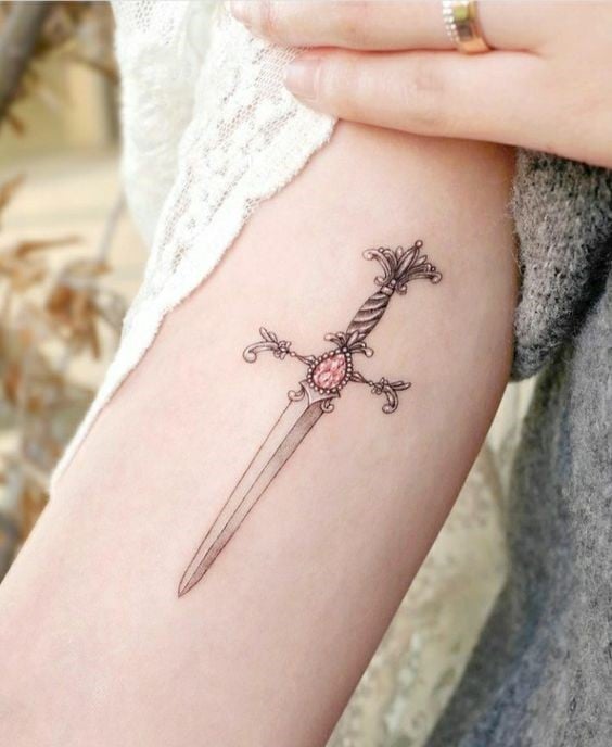 daga rosa ;Tatuajes de espadas para sacar a tu guerrera mágica interna