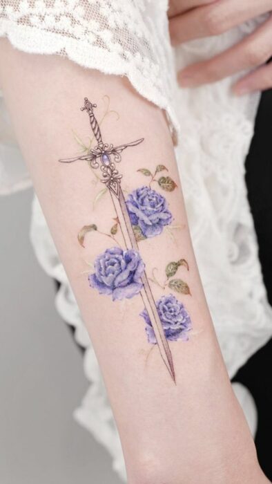 ;rosas lilas Tatuajes de espadas para sacar a tu guerrera mágica interna