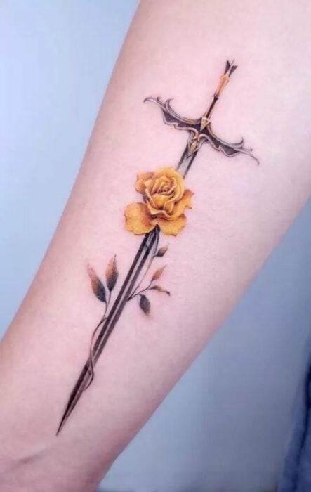 espada con flor amarilla ;Tatuajes de espadas para sacar a tu guerrera mágica interna