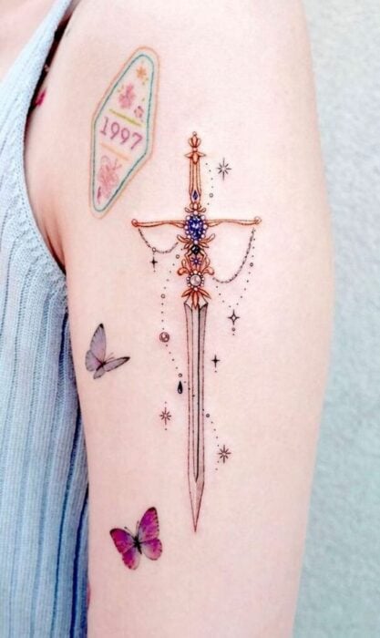 Espada con mariposas ;Tatuajes de espadas para sacar a tu guerrera mágica interna