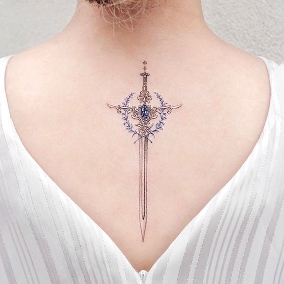 espada con piedra azul ;Tatuajes de espadas para sacar a tu guerrera mágica interna