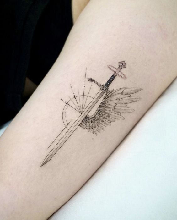 espada con alas ;Tatuajes de espadas para sacar a tu guerrera mágica interna