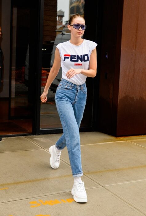 chica caminando usando mom jeans con tenias plataforma 