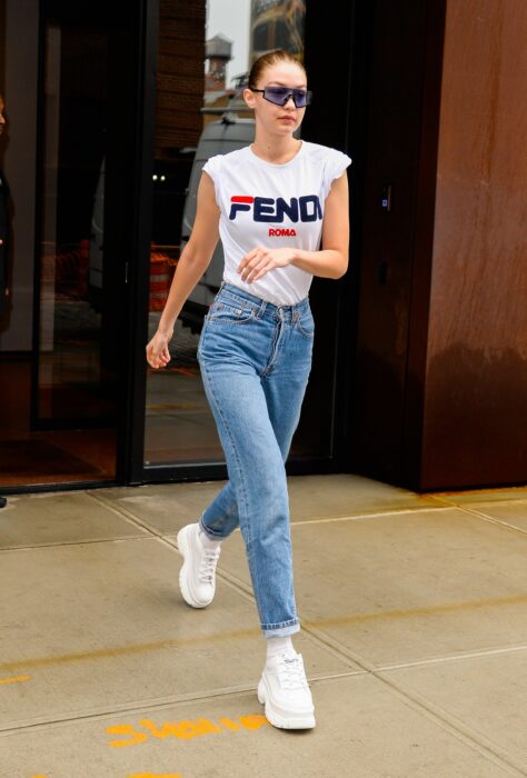 Zapatos perfectos para complementar tu 'look' con mom jeans