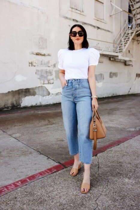 chica posando un mom jean con sandalias de tacón 