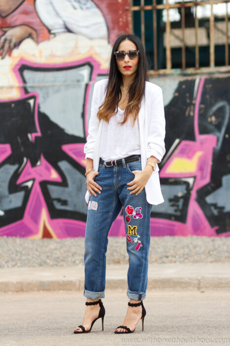 mujer posando en una calle con mom jeans y zapatos de tacón de aguja 