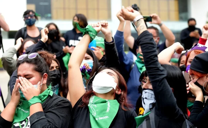 Mujeres de Baja California Sur celebrando la despenalización del aborto