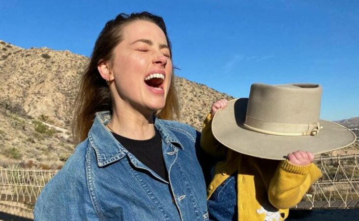 Amber y su hija en el desierto