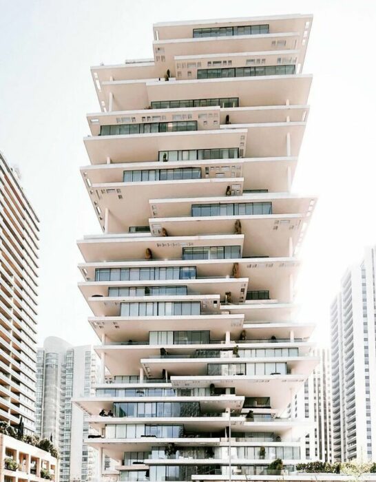 edificio construido como torre de jenga