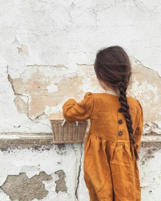 niña volteando a la pared