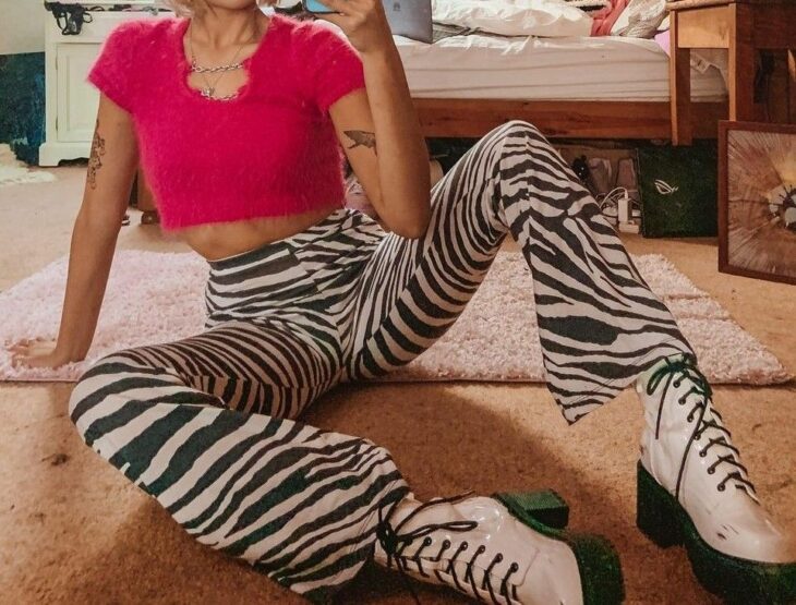 pantalon zebra con toque colorido