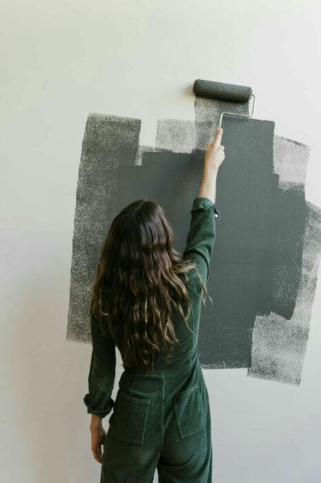 mujer pintando