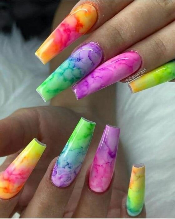 uñas tie dye fosfo