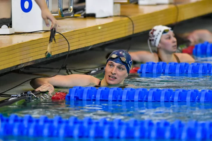 Lia Thomas en competencia de natación