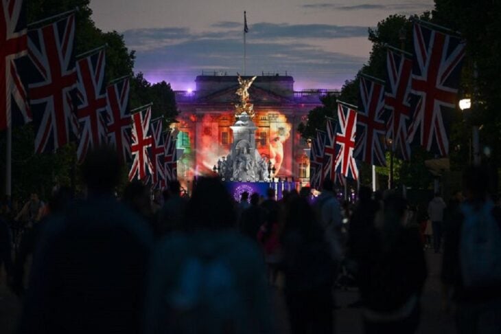 Los miembros del público asisten al Beacon Lighting en el Palacio de Buckingham.