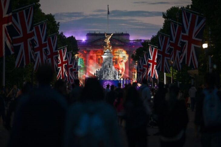 Los miembros del público asisten al Beacon Lighting en el Palacio de Buckingham.