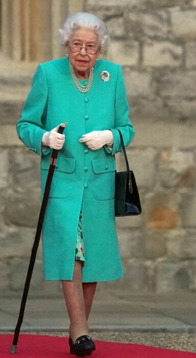 La reina Isabel II asiste a ceremonia para iniciar el encendido de la baliza principal fuera del Palacio de Buckingham